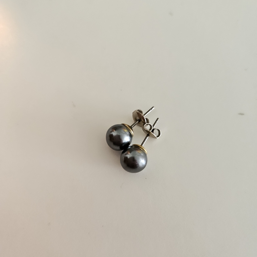 Elegant Black Pearl Stud Earrings